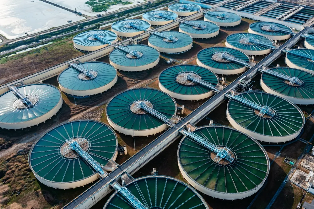 Vista aérea de grandes tanques circulares de tratamiento en una planta