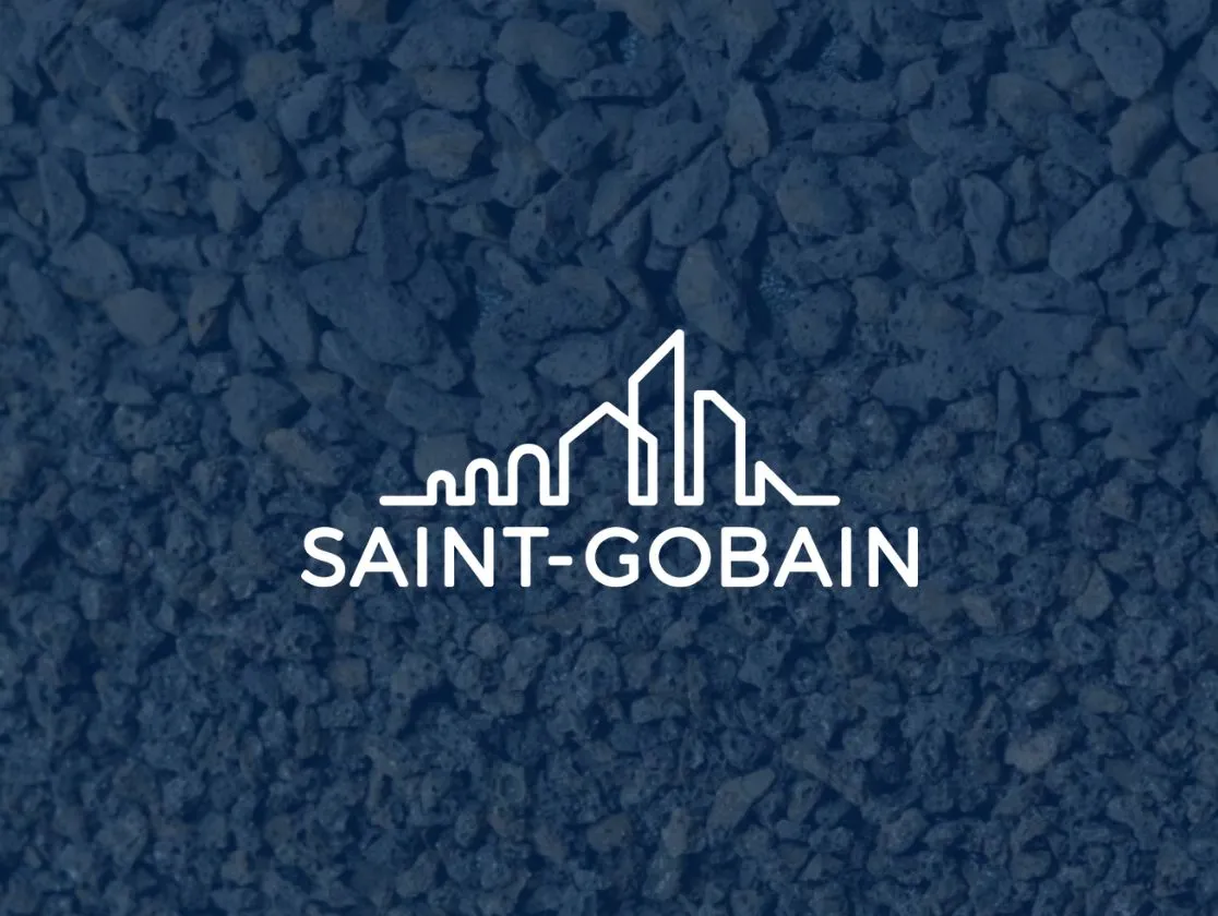 Logotipo de Saint-Gobain sobre un fondo de agregados de arcilla expandida Filtralite