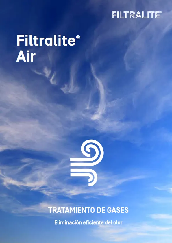 Portada del folleto de Filtralite Air que muestra un cielo azul con nubes ligeras y un símbolo blanco de Filtralite Air. El texto dice: “Filtralite Air – Tratamiento de gases. Eliminación eficiente del olor.”