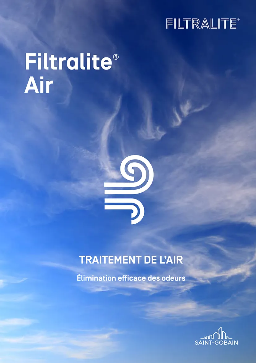 Couverture de la brochure Filtralite Air montrant un ciel bleu parsemé de nuages légers et un symbole blanc Filtralite Air. Le texte indique : Filtralite Air – Traitement de l’air. Élimination efficace des odeurs.