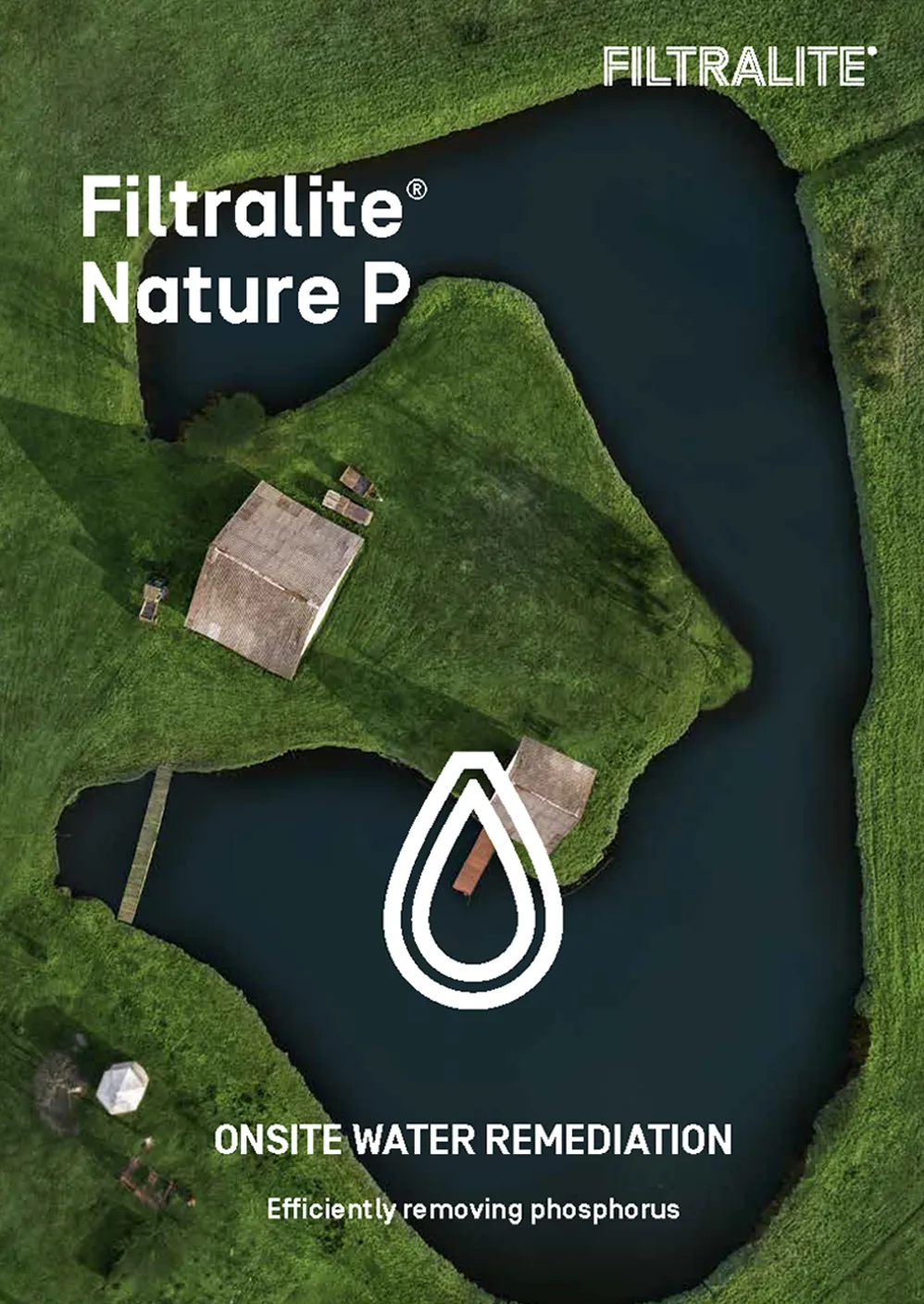 Couverture de la brochure Filtralite Nature P montrant une vue aérienne d’une petite île recouverte d’herbe verte et de bâtiments, entourée d’eau. Le texte indique : « Filtralite Nature P – Dépollution de l’eau sur site – Élimination efficace du phosphore » avec le logo Filtralite
