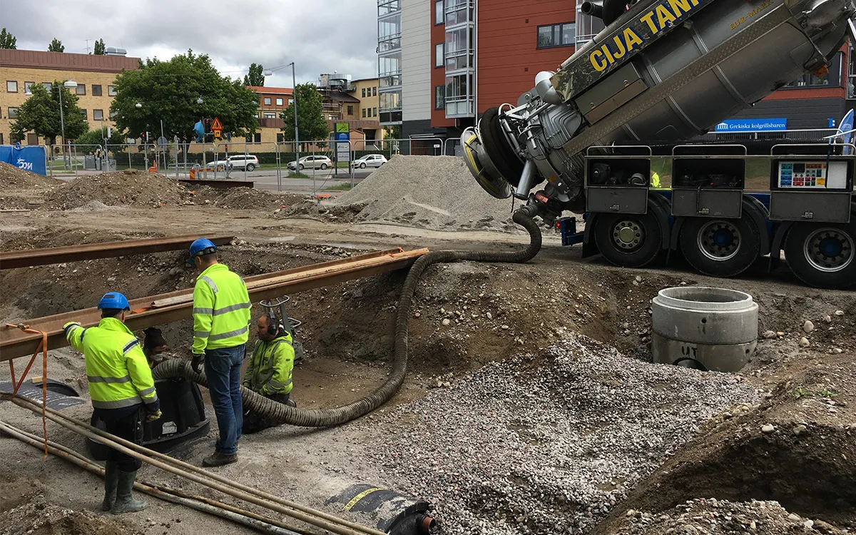 Des ouvriers utilisant un camion de soufflage pneumatique pour installer rapidement du matériauFiltralite sur un site de filtration des eaux pluviales à Örebro, en Suède