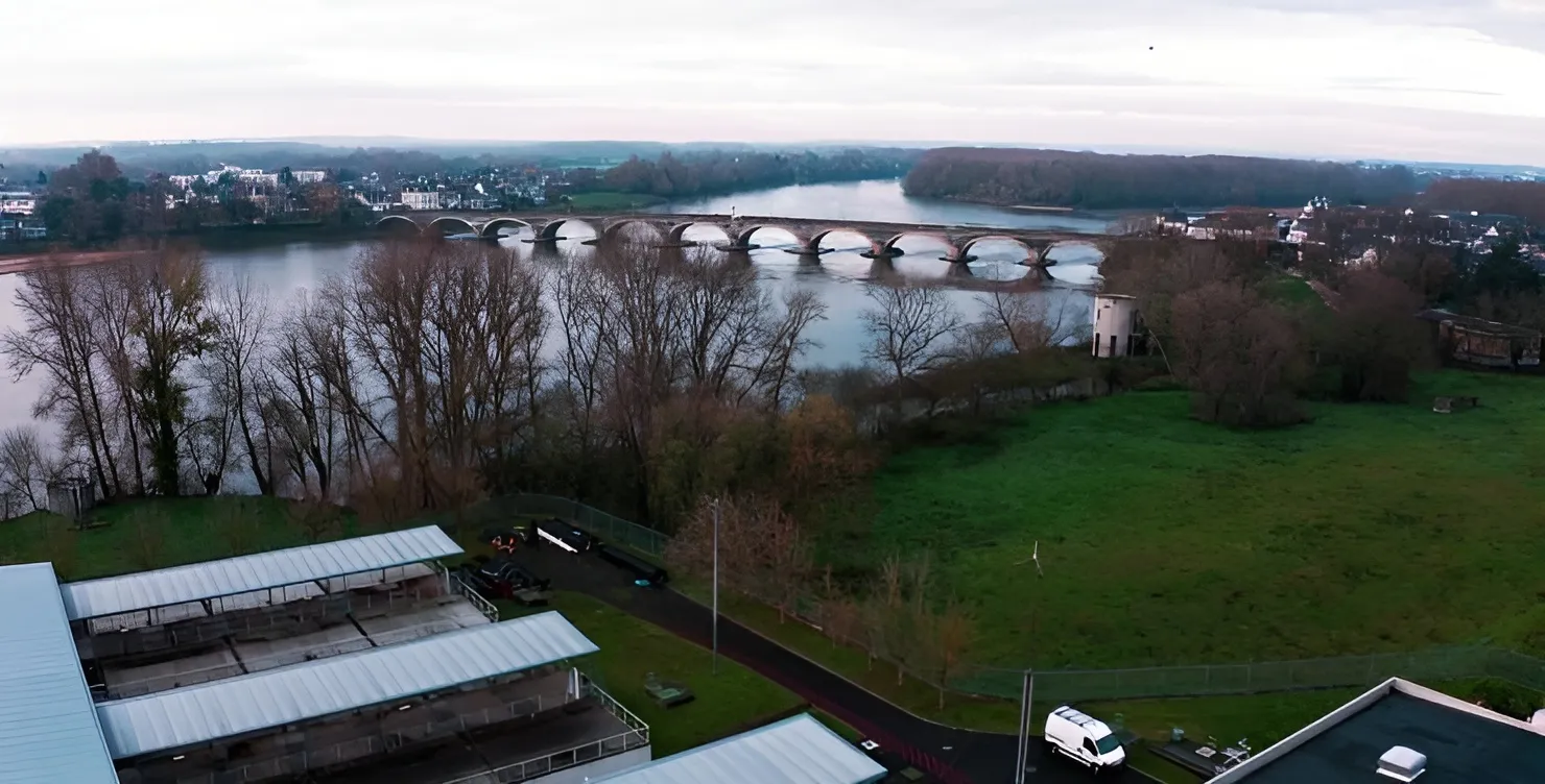Vue aérienne de la Loire, avec un pont en pierre historique et la campagne environnante