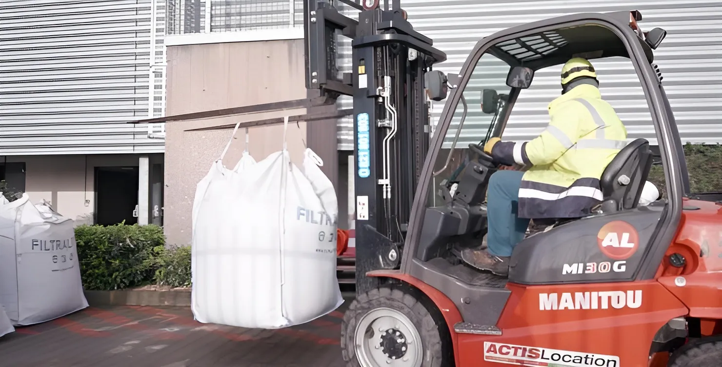 Un opérateur utilise un chariot élévateur pour transporter de grands sacs de Filtralite à l’extérieurde l’usine de production d’eau potable des Ponts de Cé