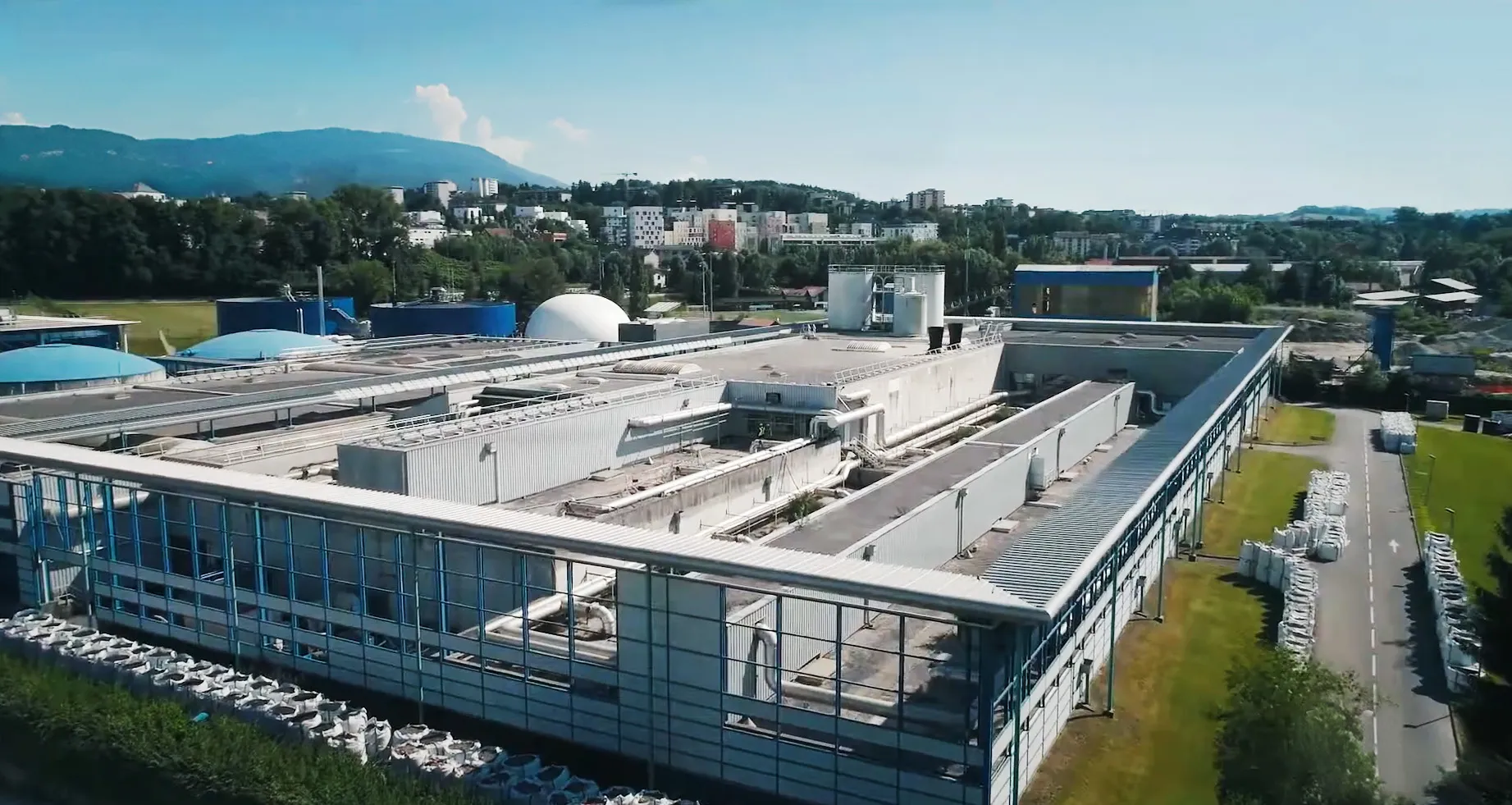 Vue aérienne de la station d’épuration d’Annecy (France), entourée de montagnes et de bâtimentsurbains