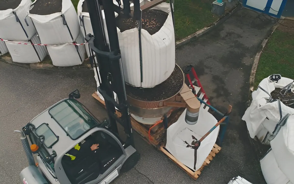 Chariot élévateur transportant un big-bag Filtralite pour l’installation à la station d’épurationd’Annecy