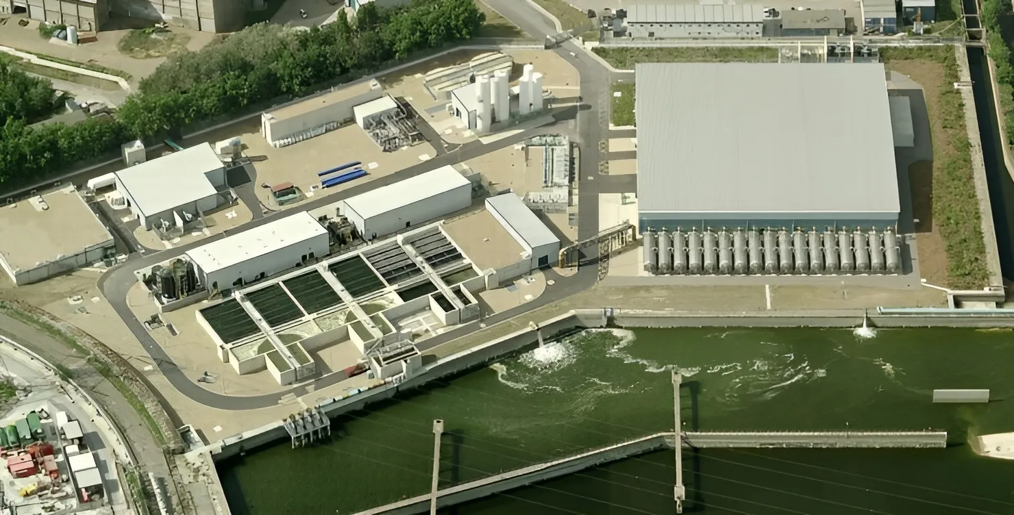 Vue aérienne de l’usine de dessalement de Beckton à Londres, montrant les cuves de traitement,les bâtiments de filtration et les infrastructures environnantes