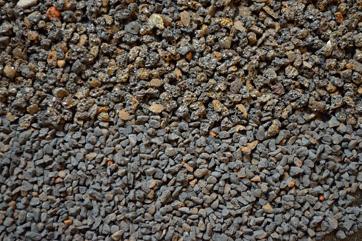 Gros plan du média filtrant Filtralite Pure Mono-Multi, montrant deux couches distinctes degranulats d’argile expansée