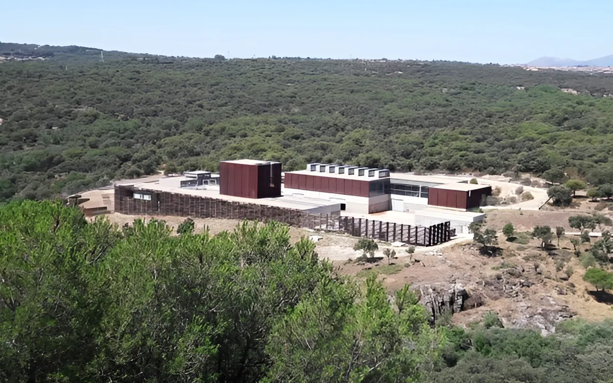 Vue aérienne de la station d’épuration de Galapagar-Torrelodones en Espagne, entourée de forêtsdenses et de collines