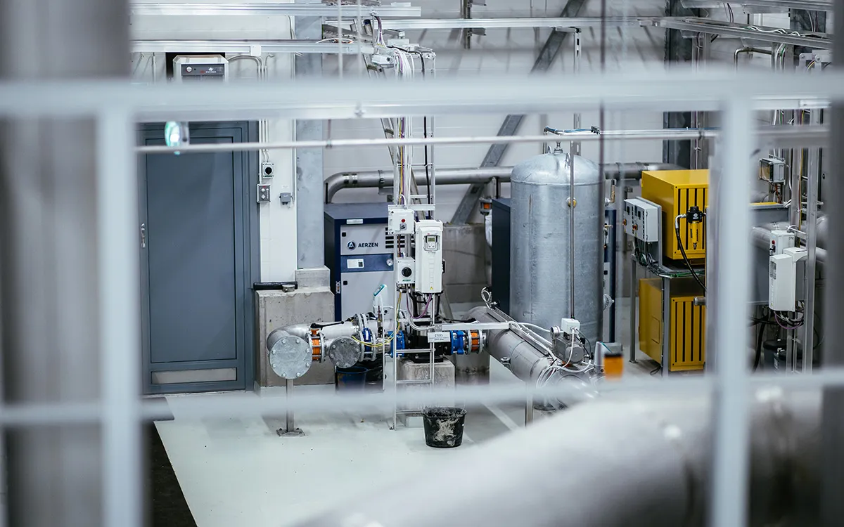 Équipements et systèmes de contrôle dans la zone technique de l’usine de traitement d’eau deJäniksenlinna