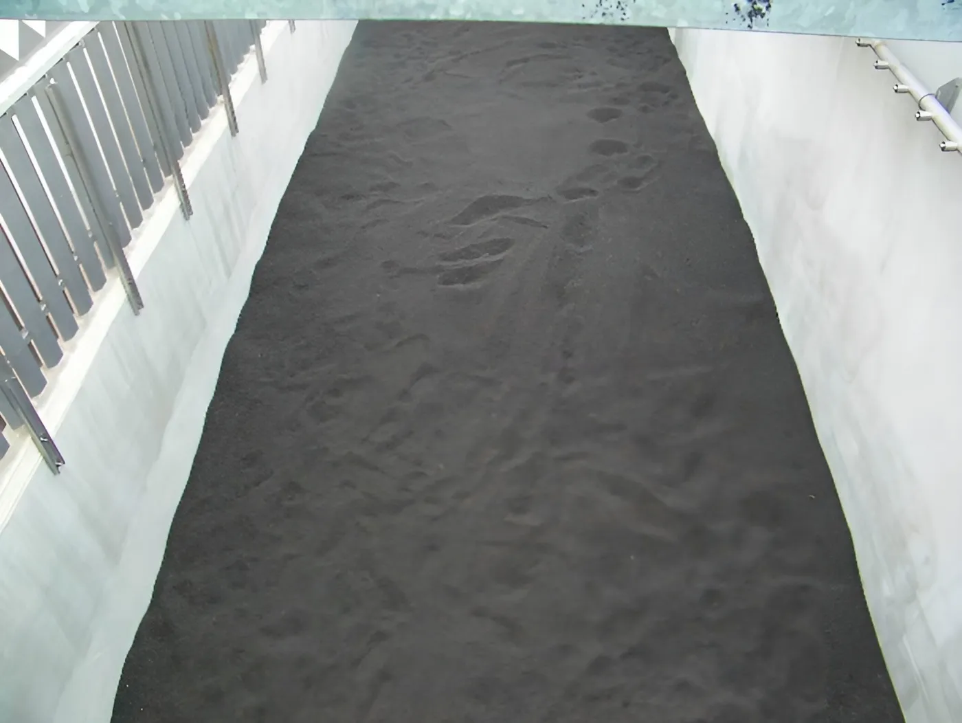 Une cuve de traitement d’eau remplie d’une couche uniforme de média filtrant Filtralite