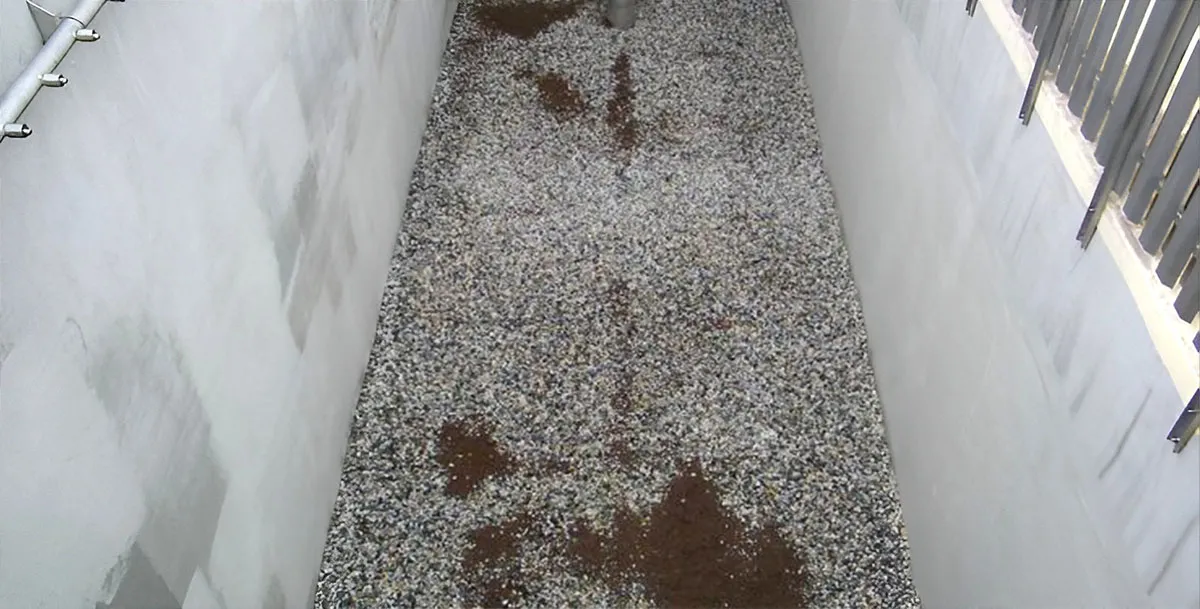 Une cuve de traitement d’eau contenant une couche de média filtrant en gravier