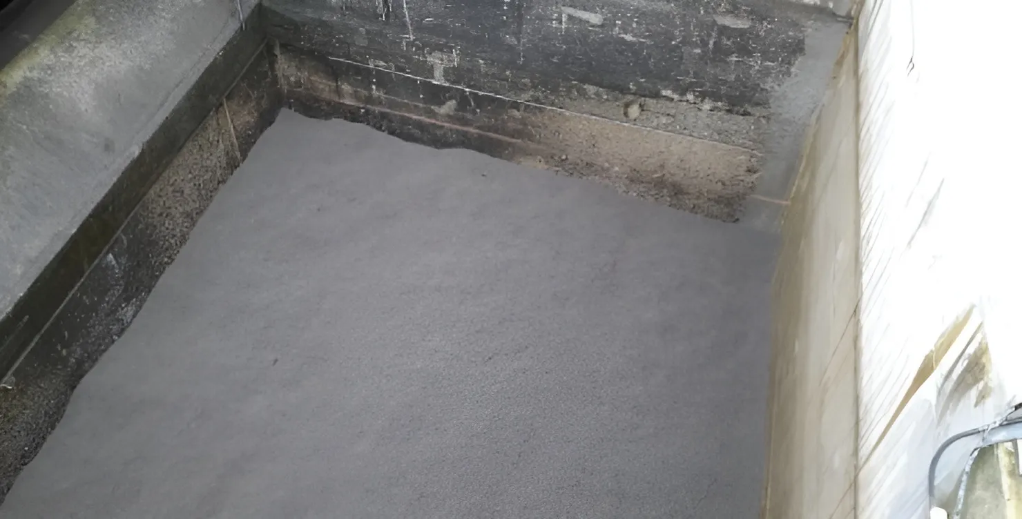 Gros plan d’un lit filtrant rempli de média Filtralite à l’intérieur de la station d’épuration deRodenkirchen