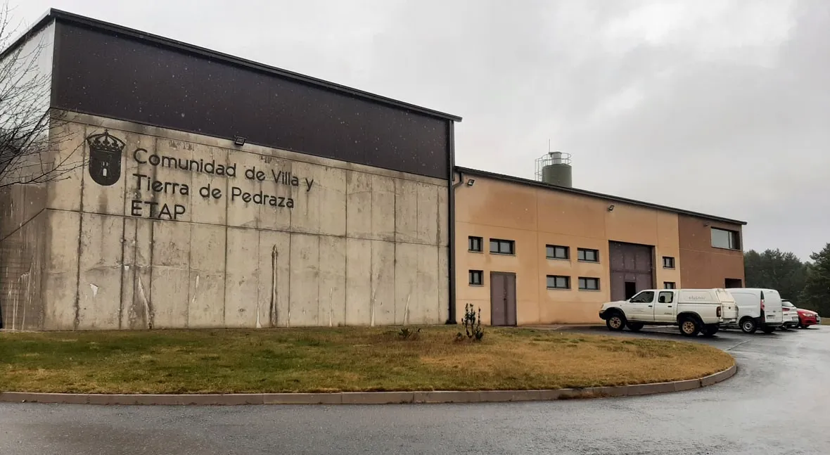 Vue extérieure du bâtiment de l’usine d’eau potable de Pedraza, sous un ciel nuageux