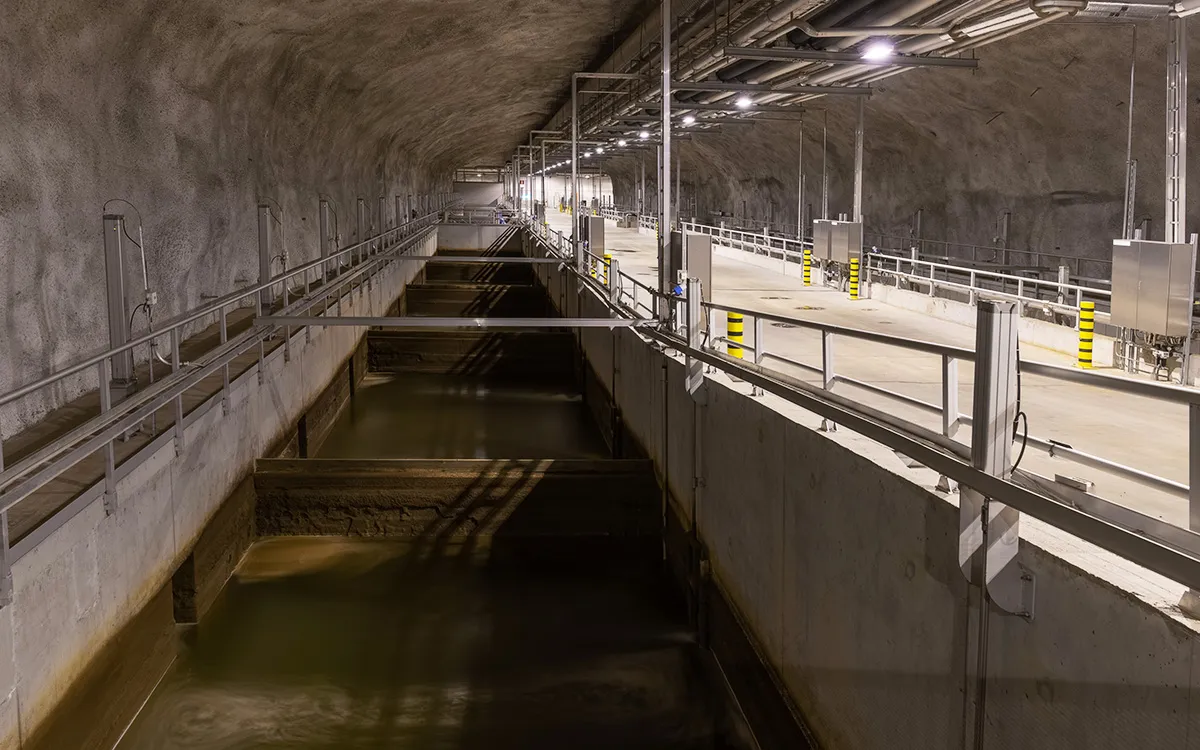 Intérieur de la station d’épuration de Kakolanmäki avec de grands bassins de filtration souterrainsentourés de passerelles