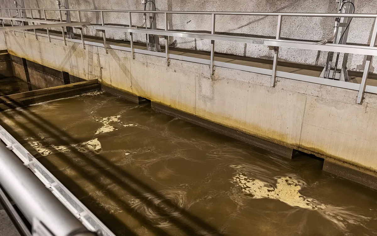 Gros plan sur l’écoulement de l’eau dans les bassins de filtration en béton de la station deKakolanmäki