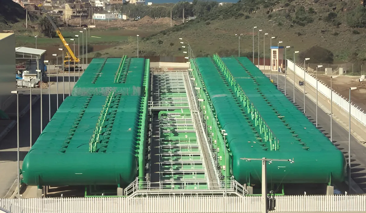 Grands réservoirs de filtration verts à l’usine de dessalement de Beni Saf