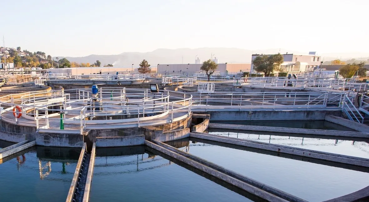 Bassins de filtration circulaires et infrastructures adjacentes à l’usine de traitement de Llobregat