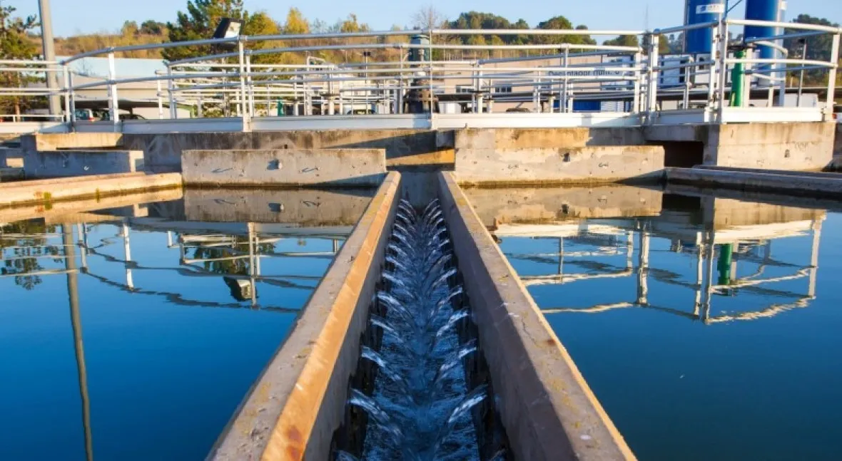 Gros plan sur un canal d’eau en écoulement à l’usine de traitement de Llobregat