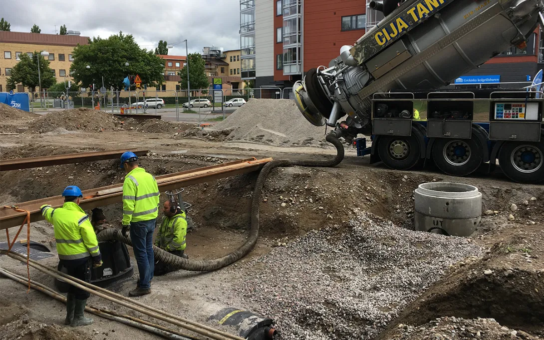 Des ouvriers utilisant un camion de soufflage pneumatique pour installer rapidement du matériauFiltralite sur un site de filtration des eaux pluviales à Örebro, en Suède