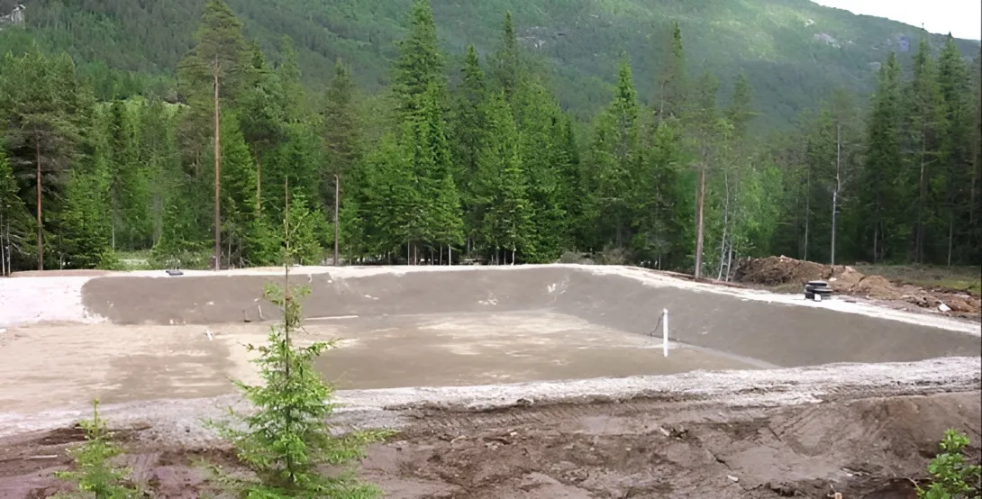 Chantier de construction de la station d’épuration des eaux usées d’Upper Uvdal, entourée decollines boisées
